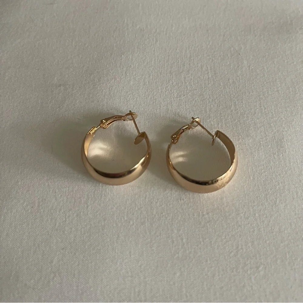 New Lulu’s Woman’s Trendy Minimalist My Oh My Gold Hoop Earrings